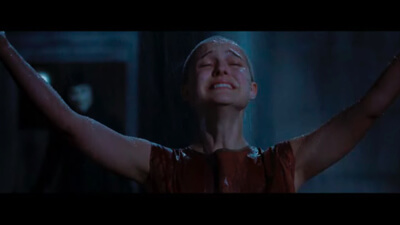 Quatrième extrait : Evey sous la pluie, bras tendus vers le ciel